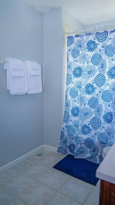 Casa de férias Spacious 4br Family-friendly Home, 5 Mins To Dining